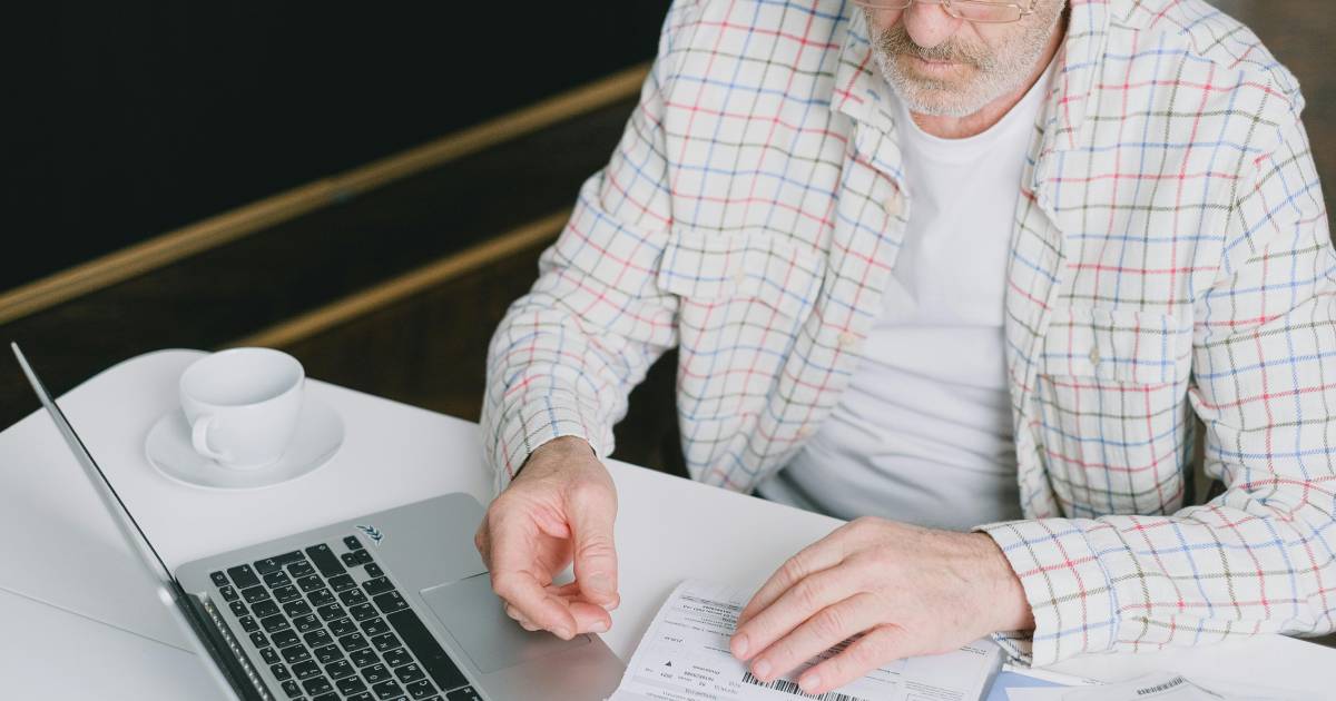 Personne préparant son second pilier de pension